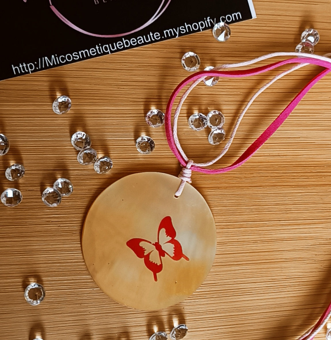 Collier Papillon pendentif coquillage