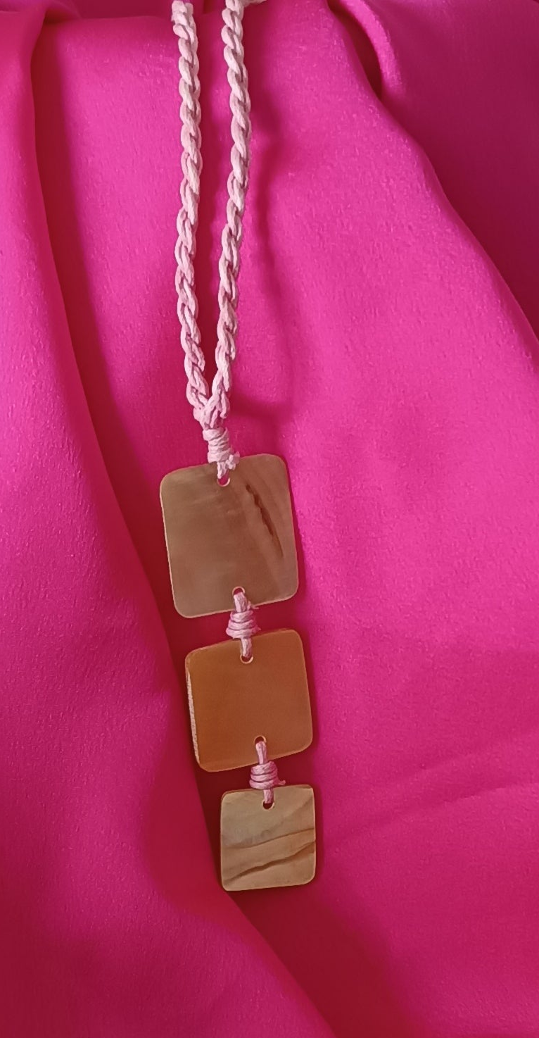 Collier Rose pâle forme trio carré géométrique