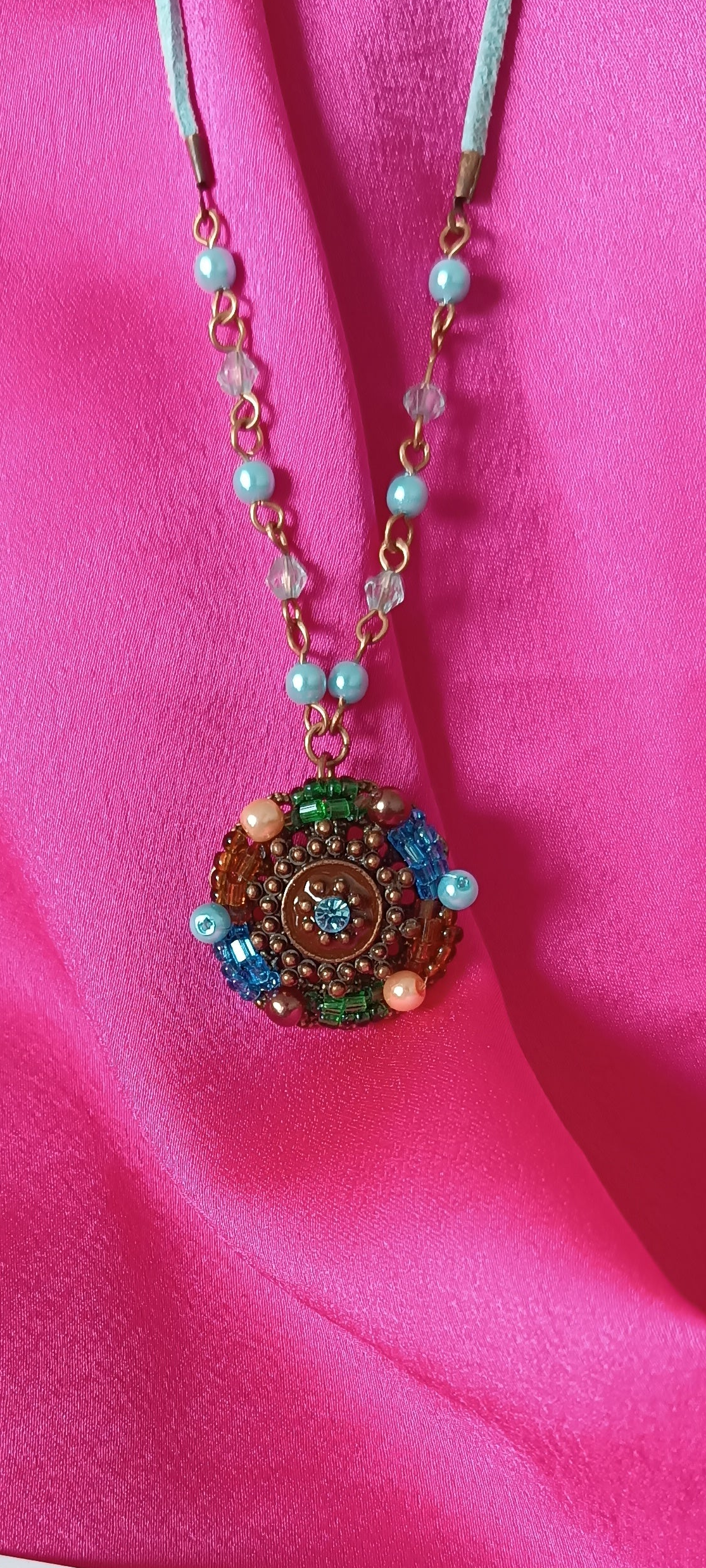 Chaîne ajustable bleue et perlé avec son pendentif forme Géométrique