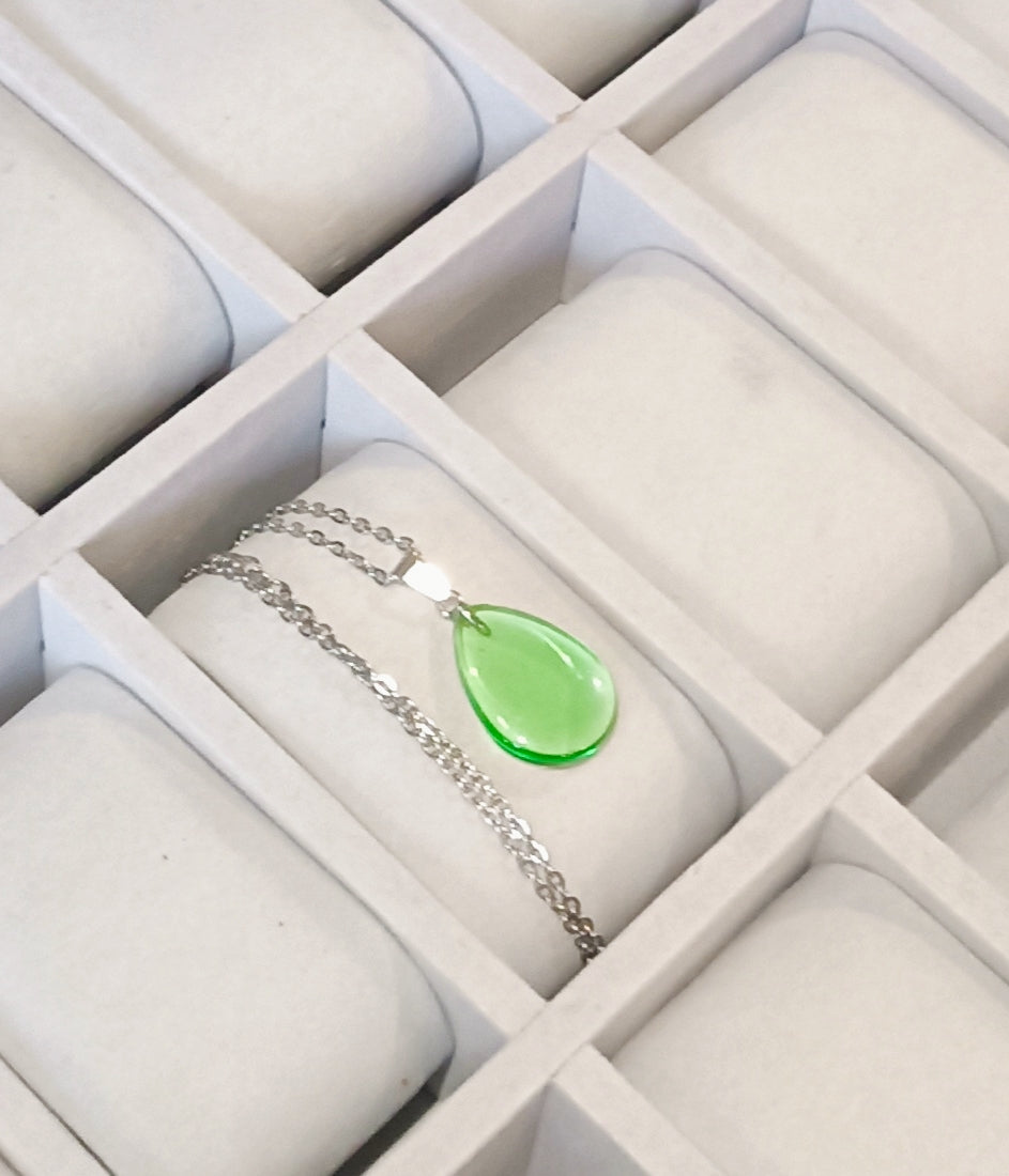 Pendentif en Verre en forme de goutte avec sa chaîne ajustable en acier inoxydable