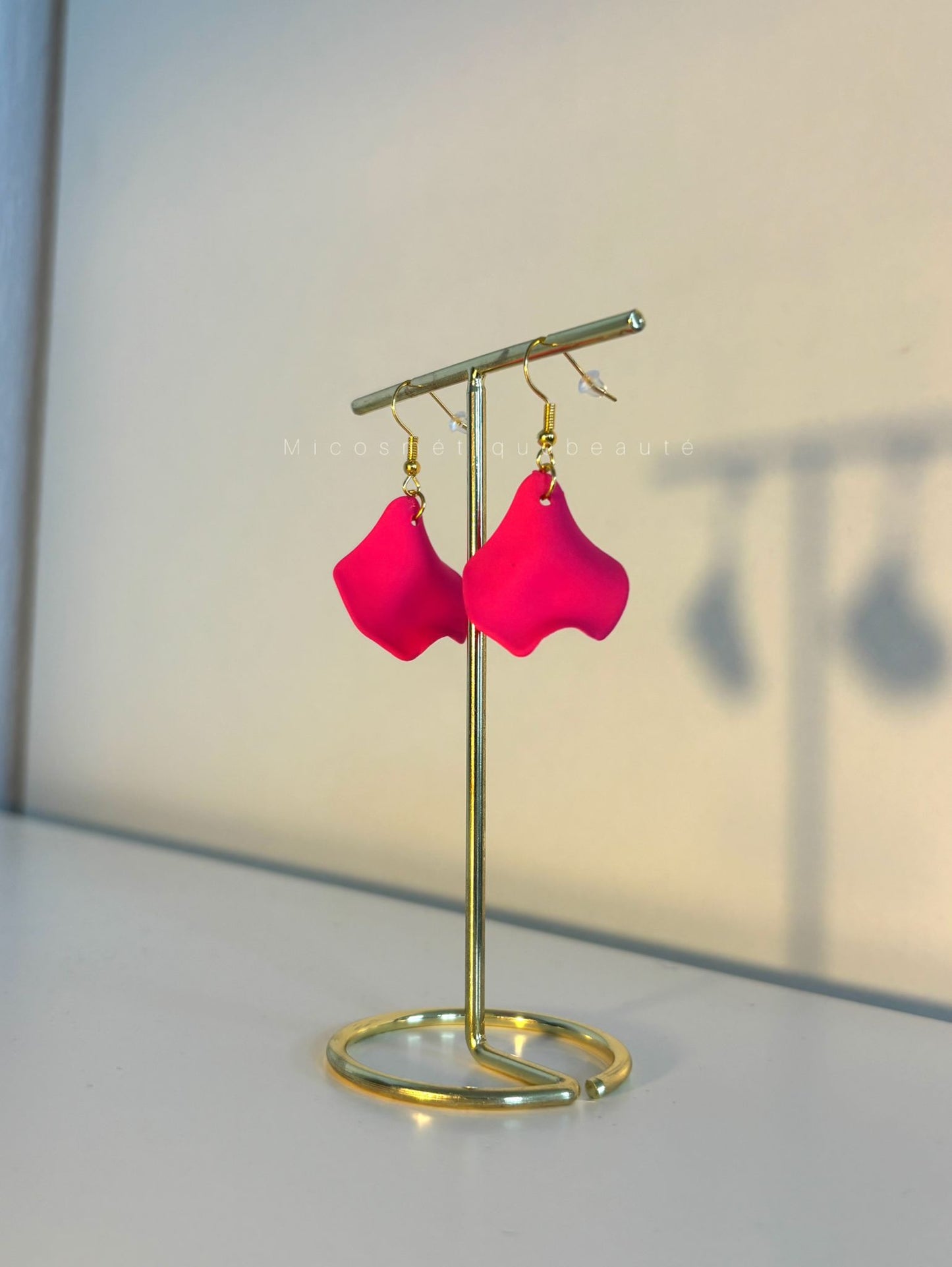 Boucles d'oreilles pendantes acier inoxydable avec pampilles pétales de rose Fushia