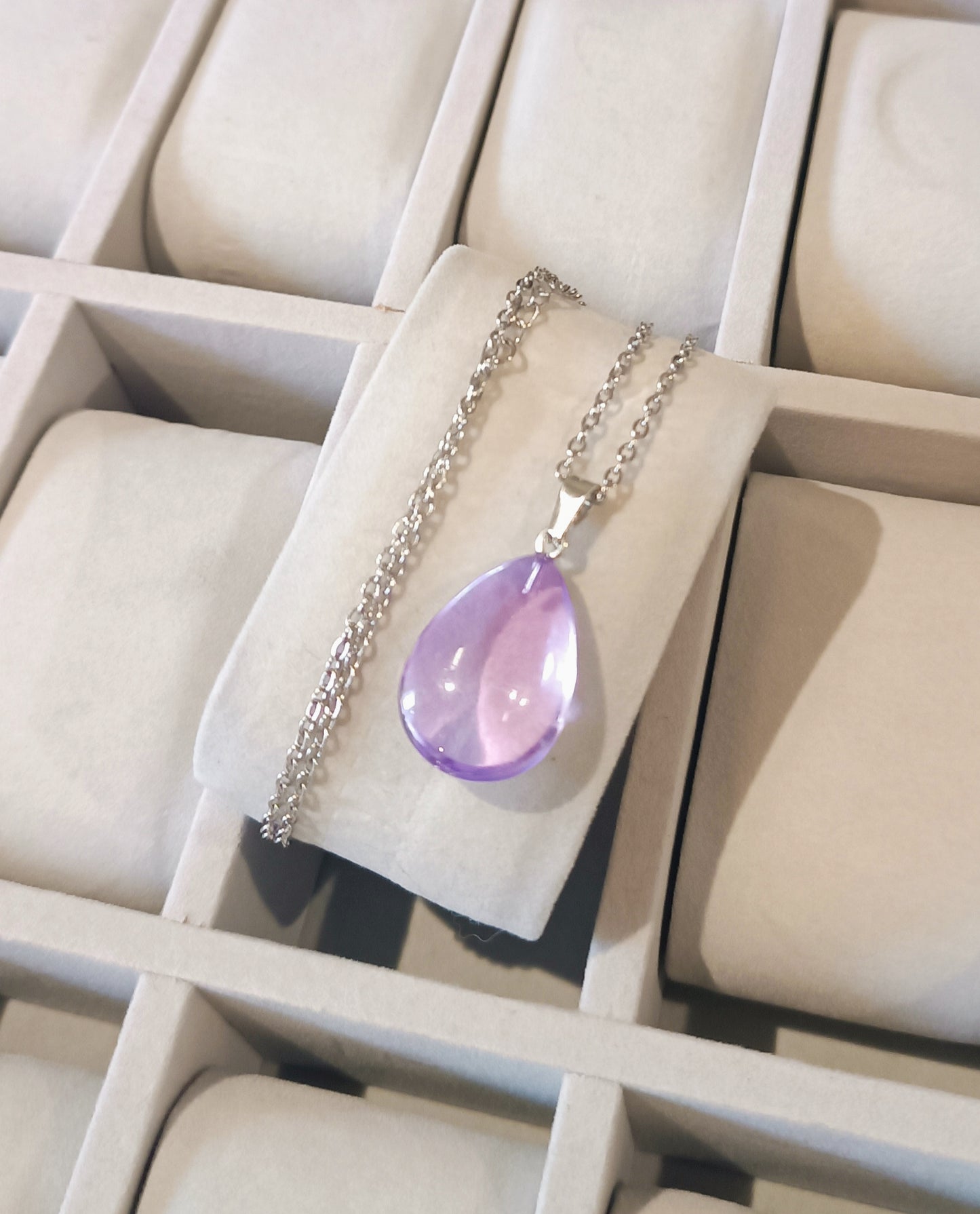 Pendentif en Verre en forme de goutte avec sa chaîne ajustable en acier inoxydable