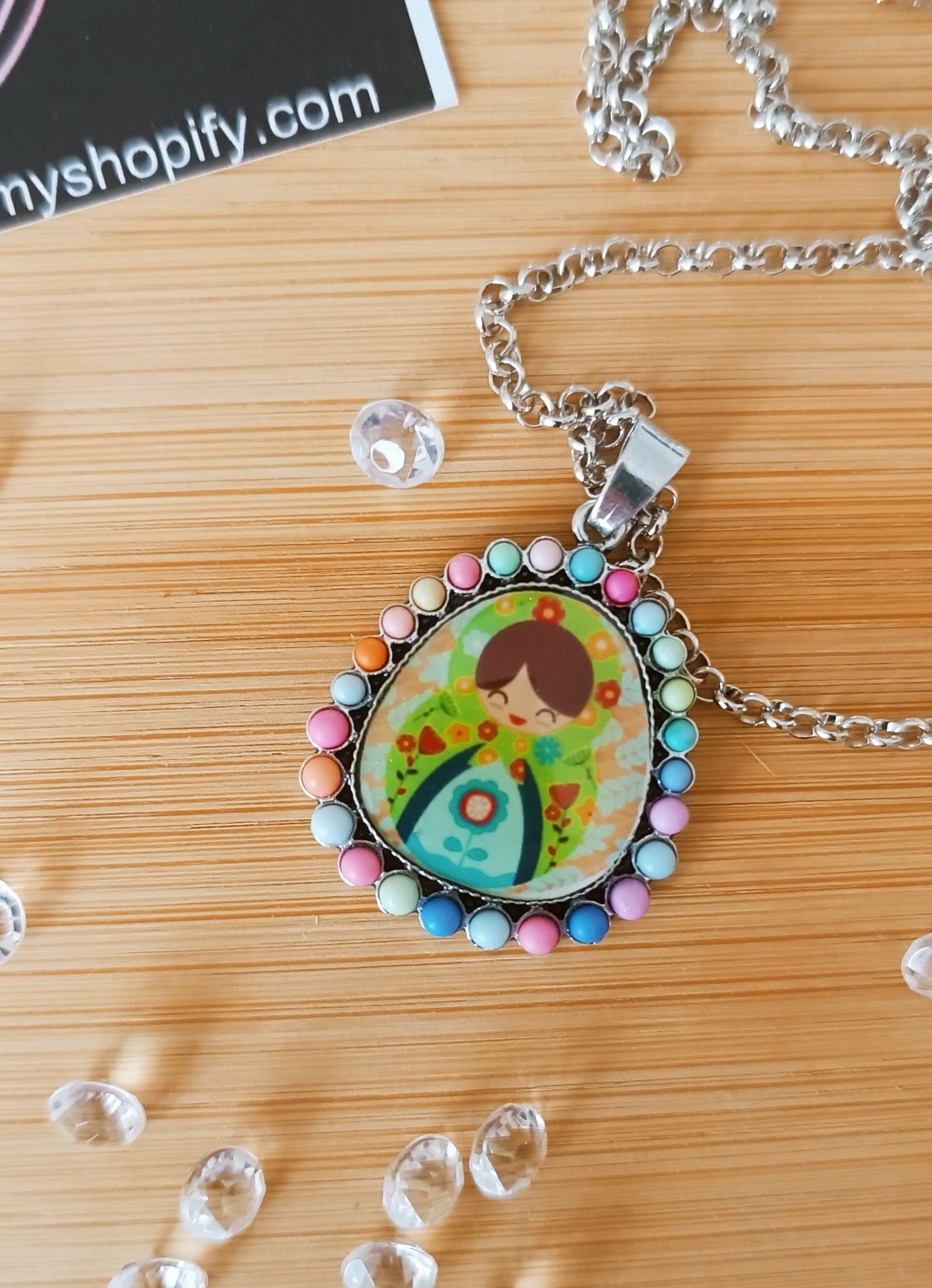 Chaîne et Pendentif Acier assemblage de perles multicolores Arc en ciel Fille