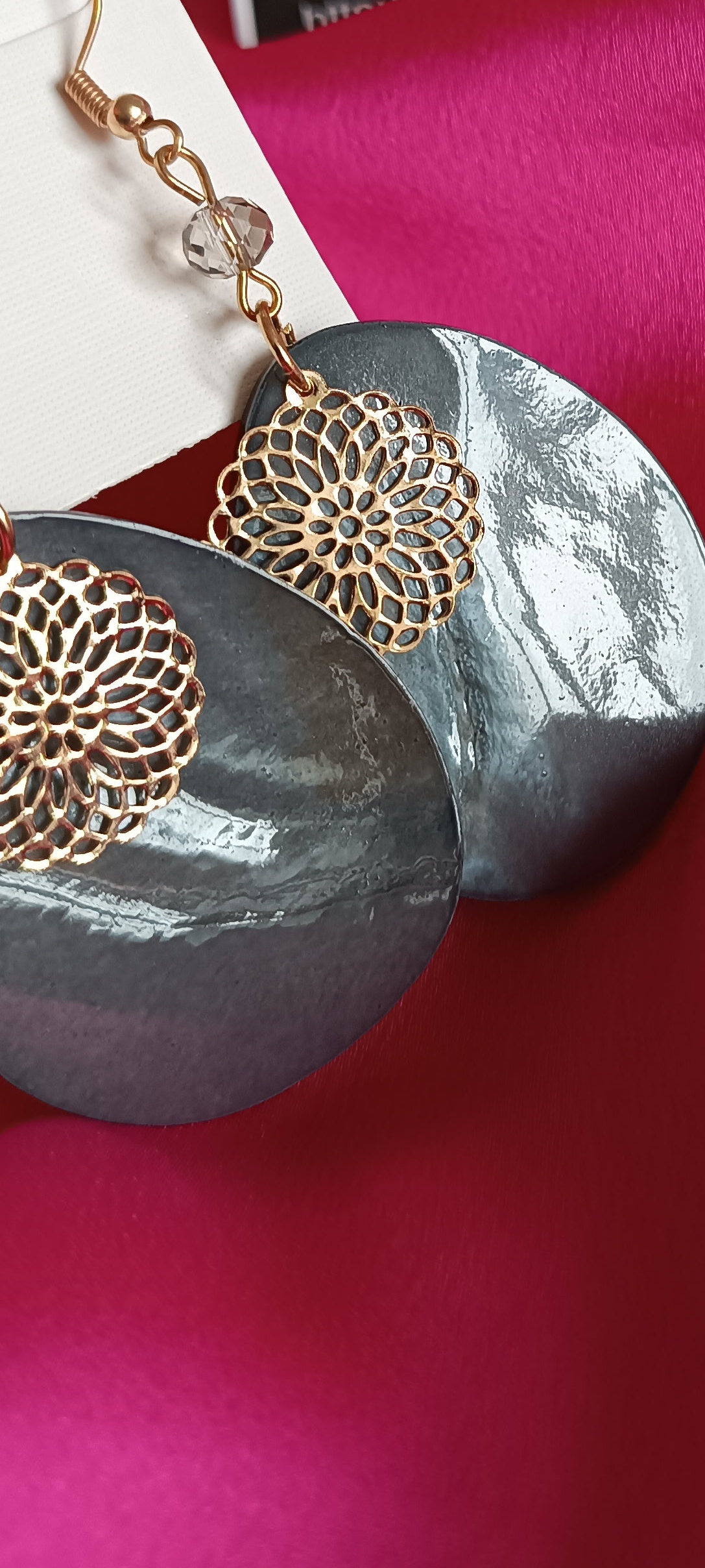 Boucles d'oreilles pendantes Grise et or en forme de goutte géométrique