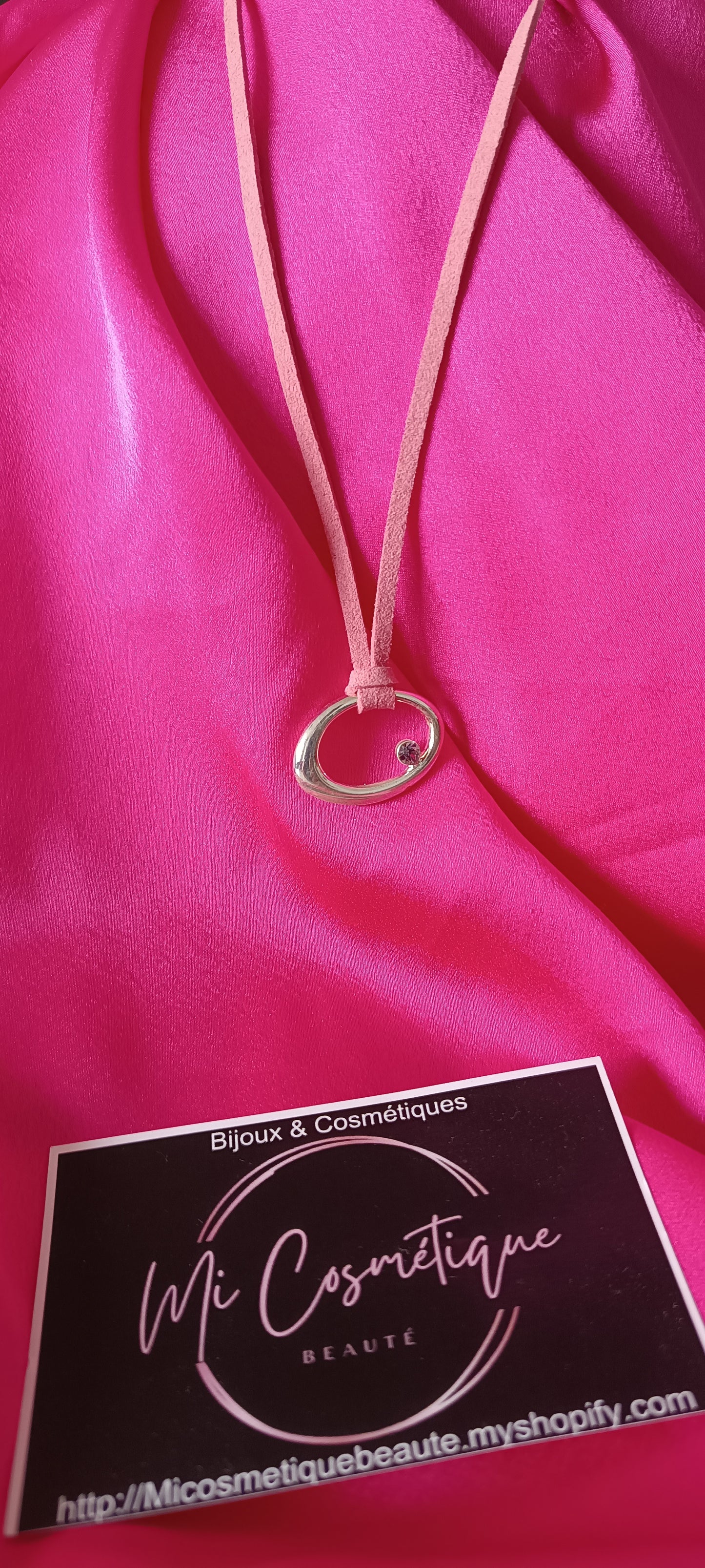 Collier pendentif ovale avec strass