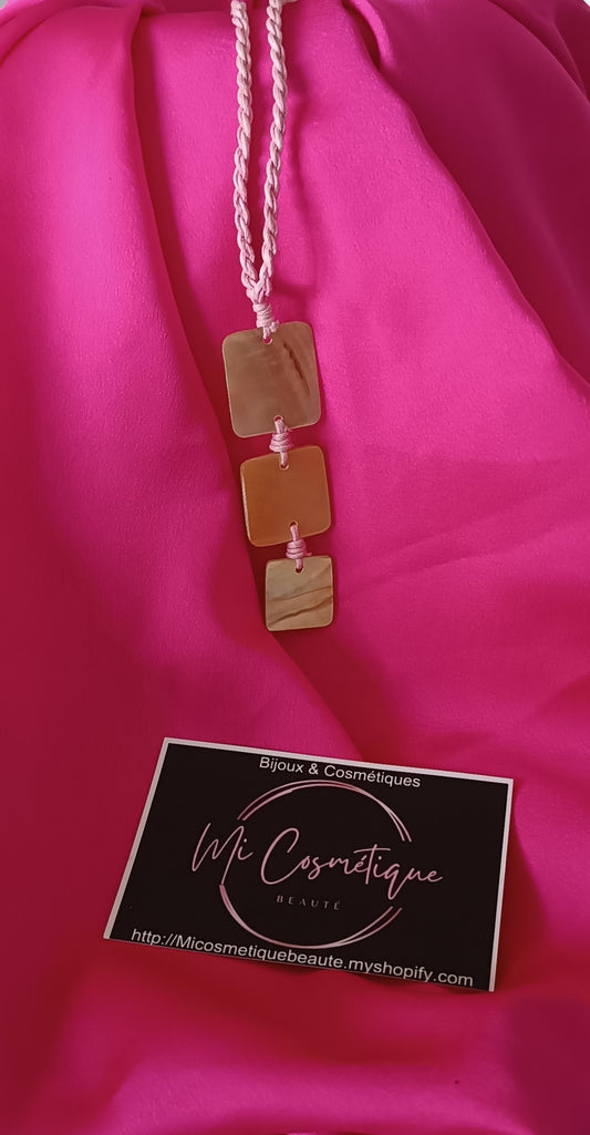 Collier Rose pâle forme trio carré géométrique