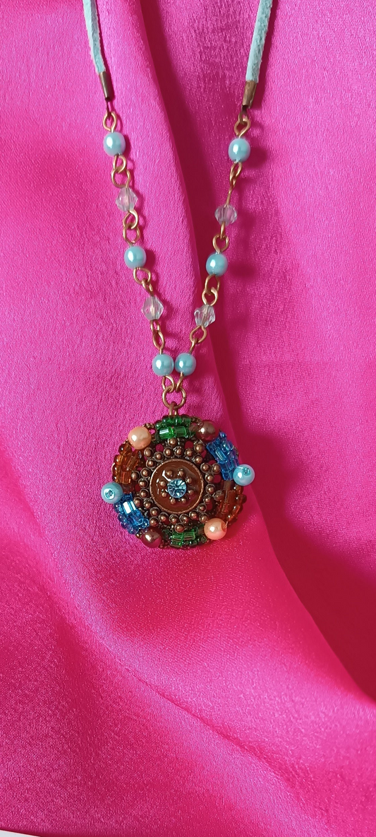 Chaîne ajustable bleue et perlé avec son pendentif forme Géométrique