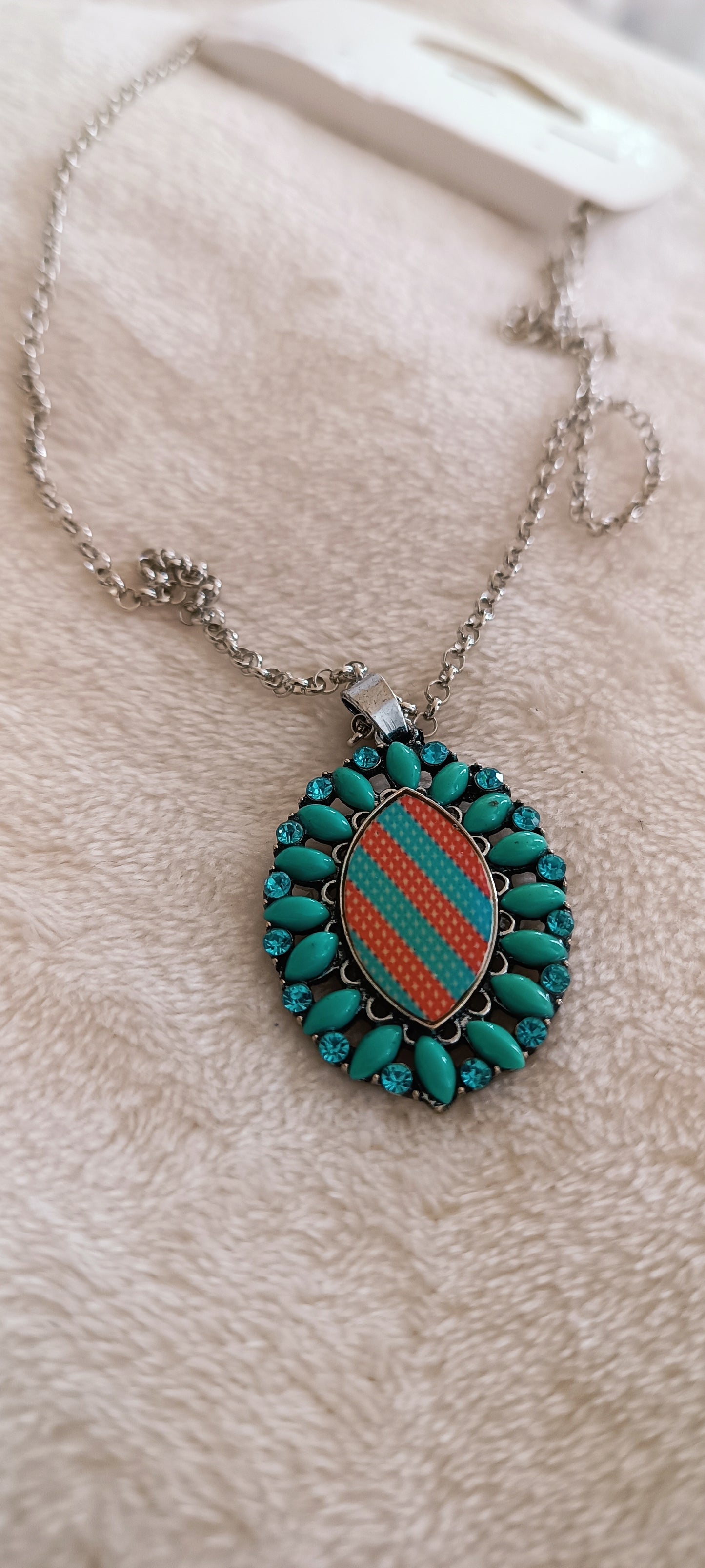 Long collier chaîne et pendentif Ajustable turquoise et fushia