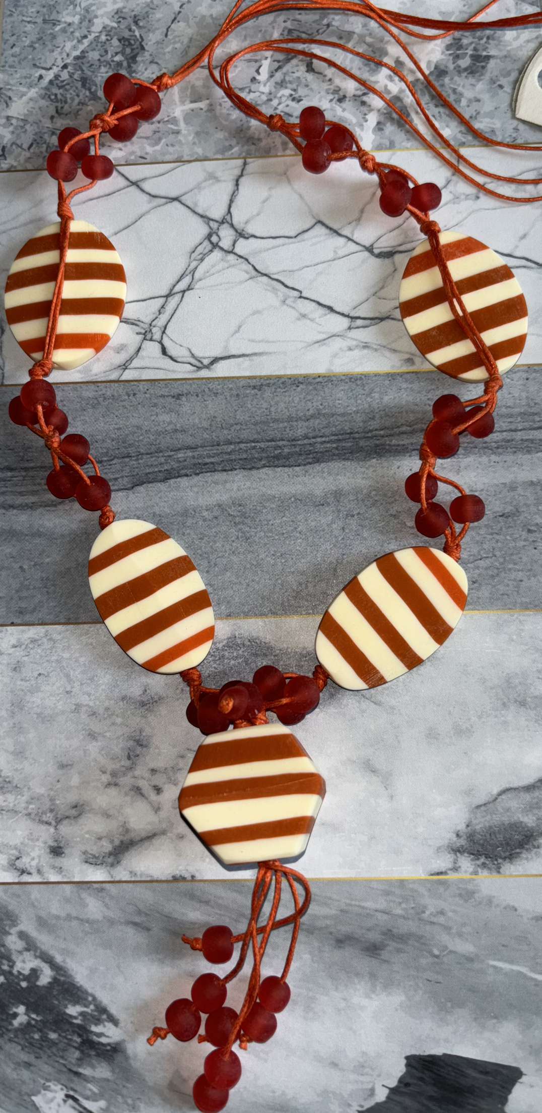 Long collier rayures