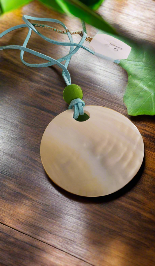 Collier laçage turquoise et pendentif coquillage forme ronde géométrique