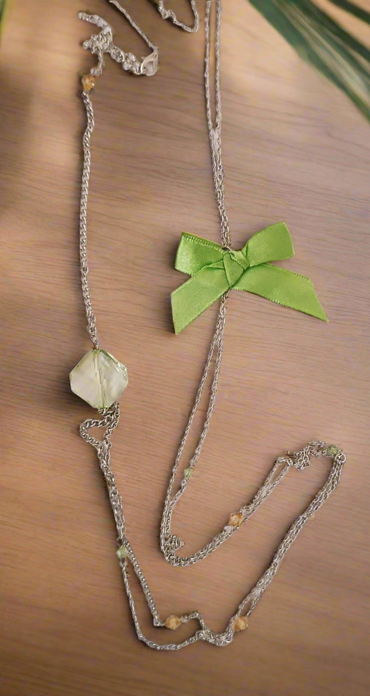 Collier Sautoir avec perle et Noeud