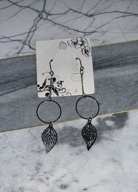 Boucles d'oreilles pendantes forme Géométrique avec feuilles