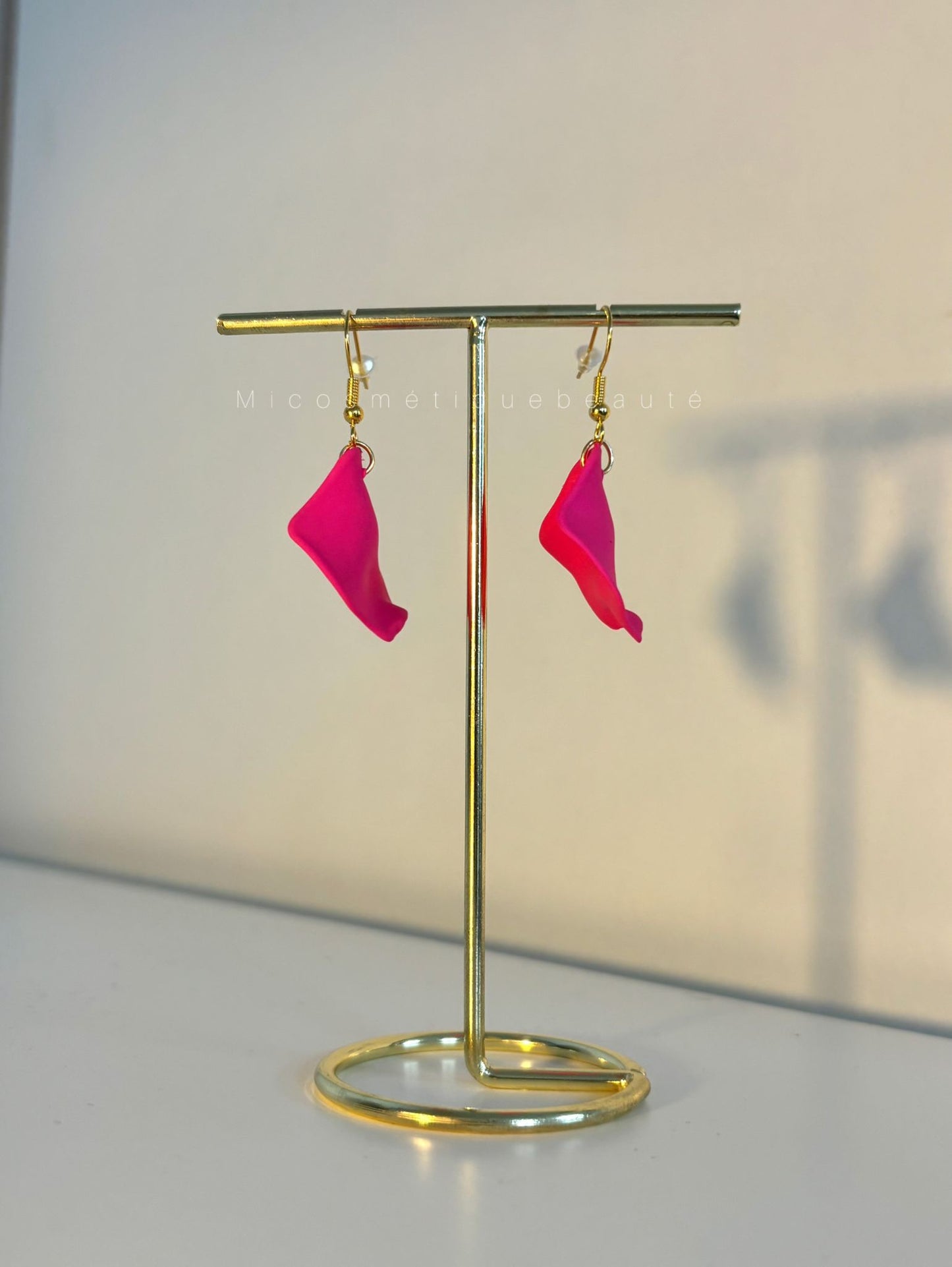 Boucles d'oreilles pendantes acier inoxydable avec pampilles pétales de rose Fushia