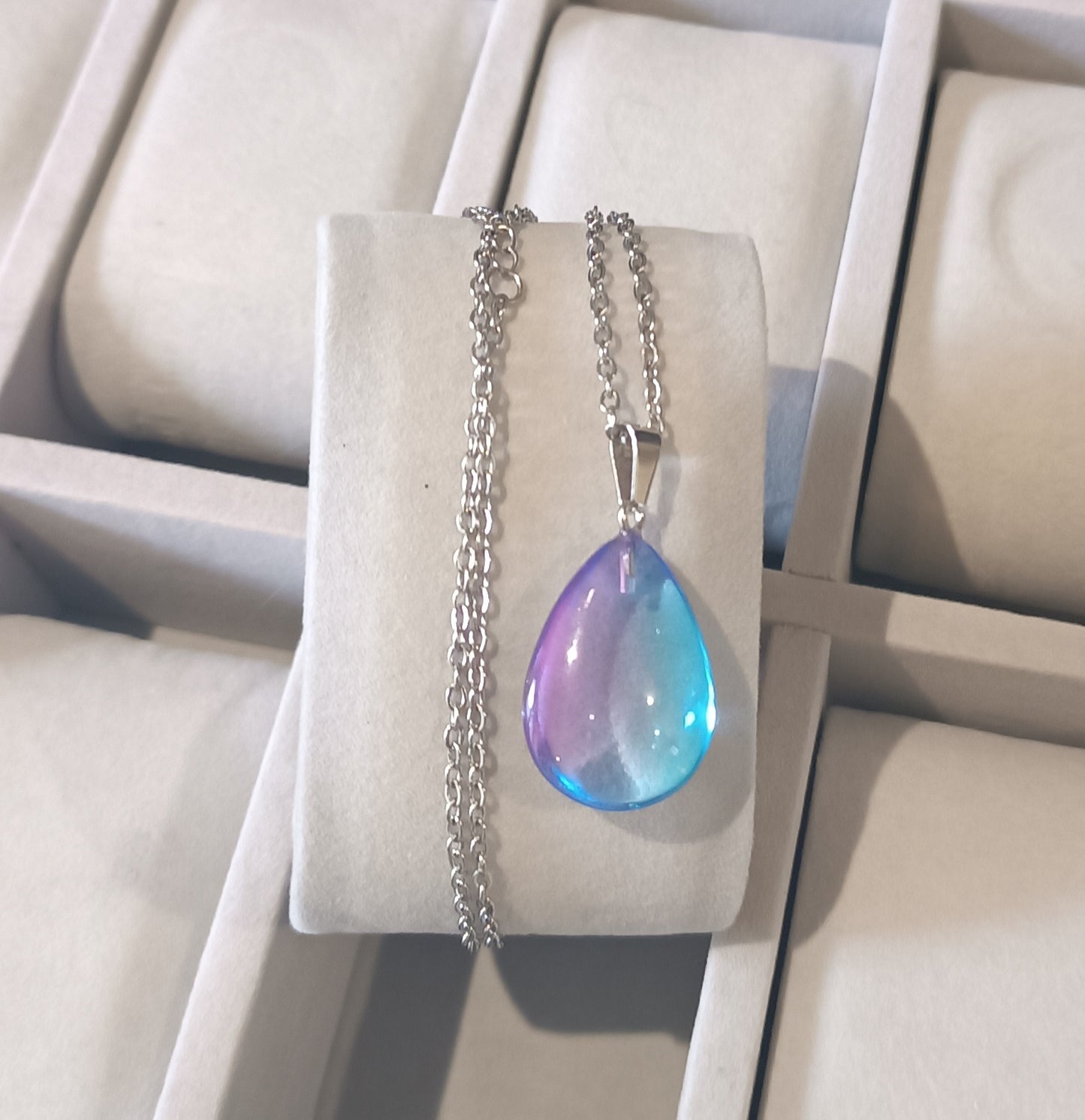 Pendentif en Verre en forme de goutte avec sa chaîne ajustable en acier inoxydable