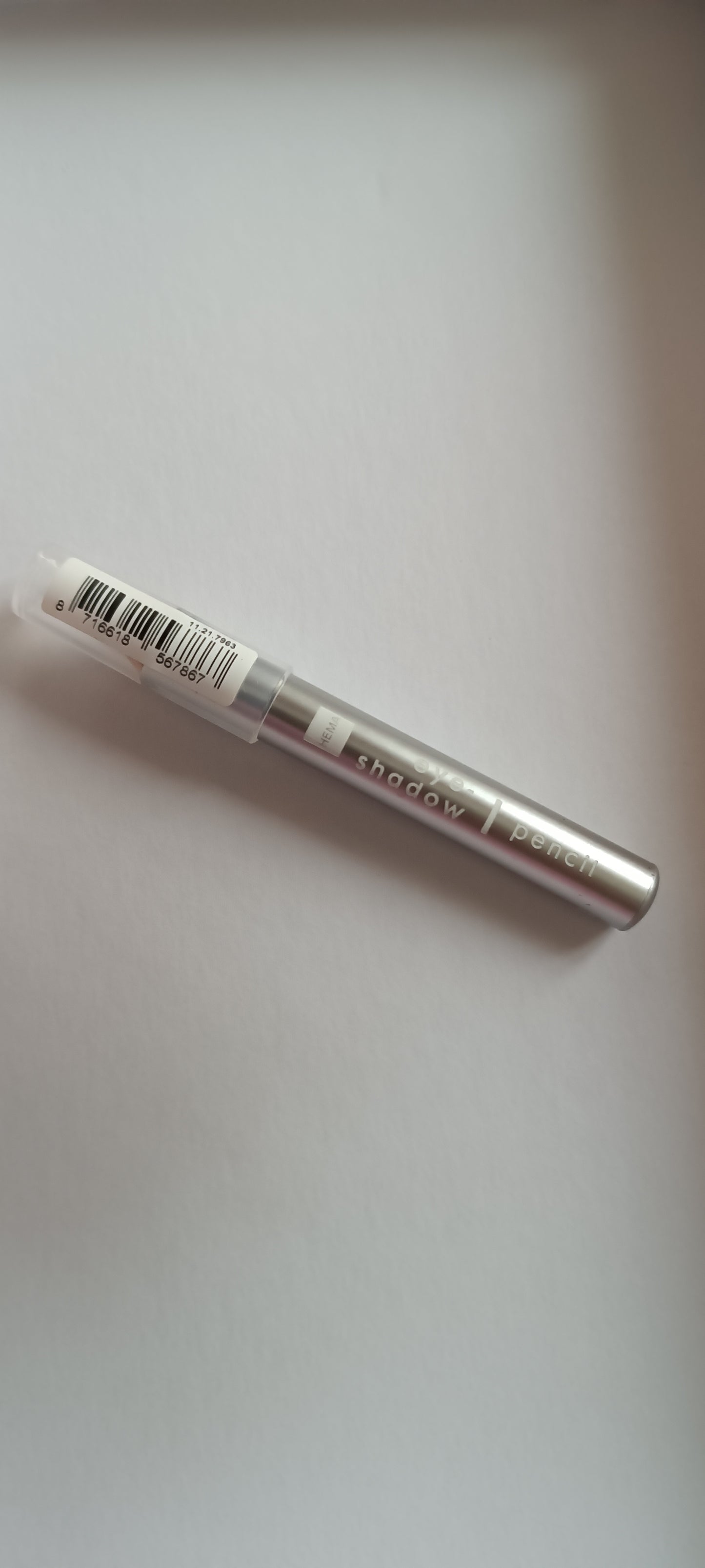 Crayon à Paupières Jumbo gris métallisé/argenté  ''HEMA''