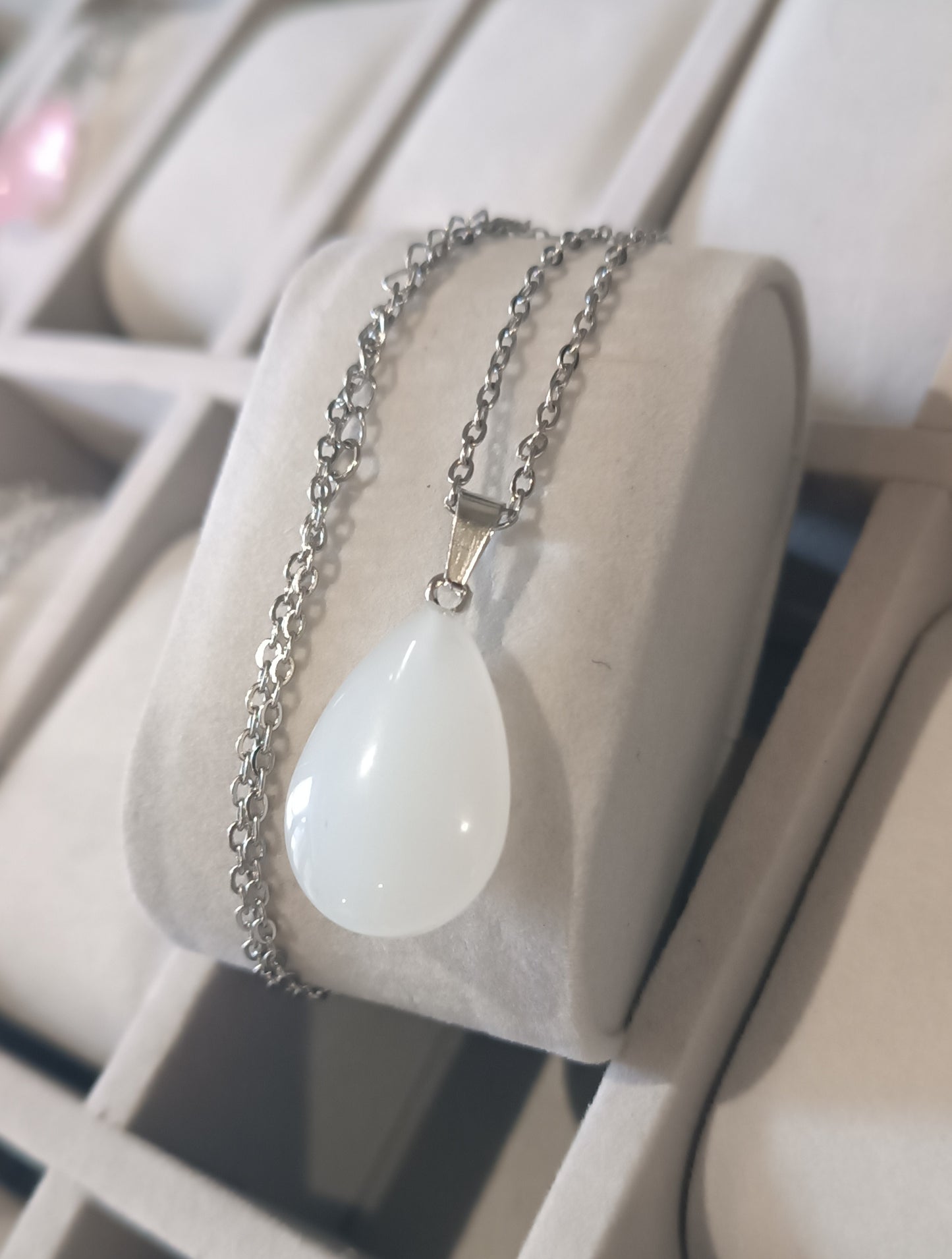 Pendentif en Verre en forme de goutte avec sa chaîne ajustable en acier inoxydable
