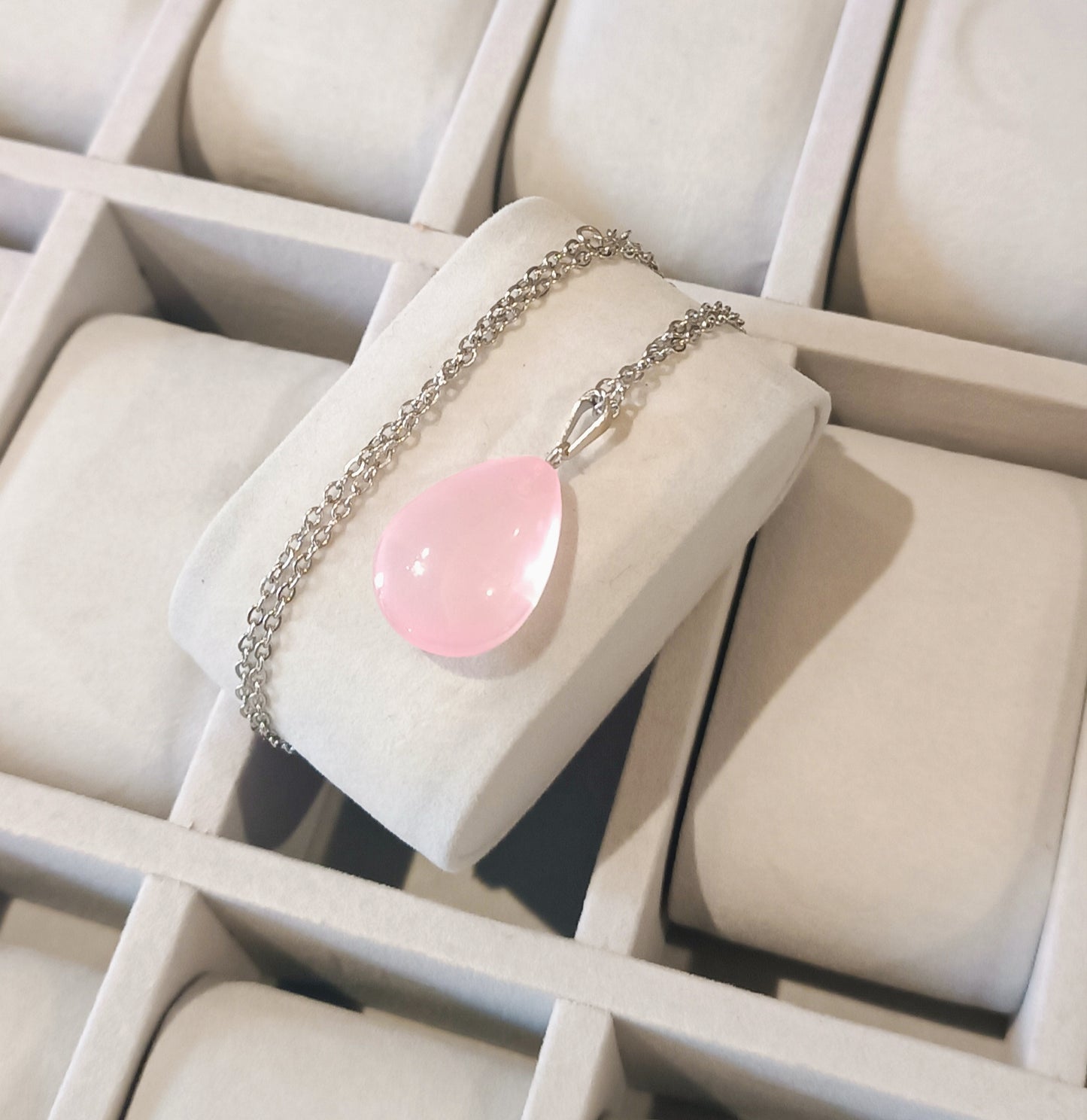 Pendentif en Verre en forme de goutte avec sa chaîne ajustable en acier inoxydable