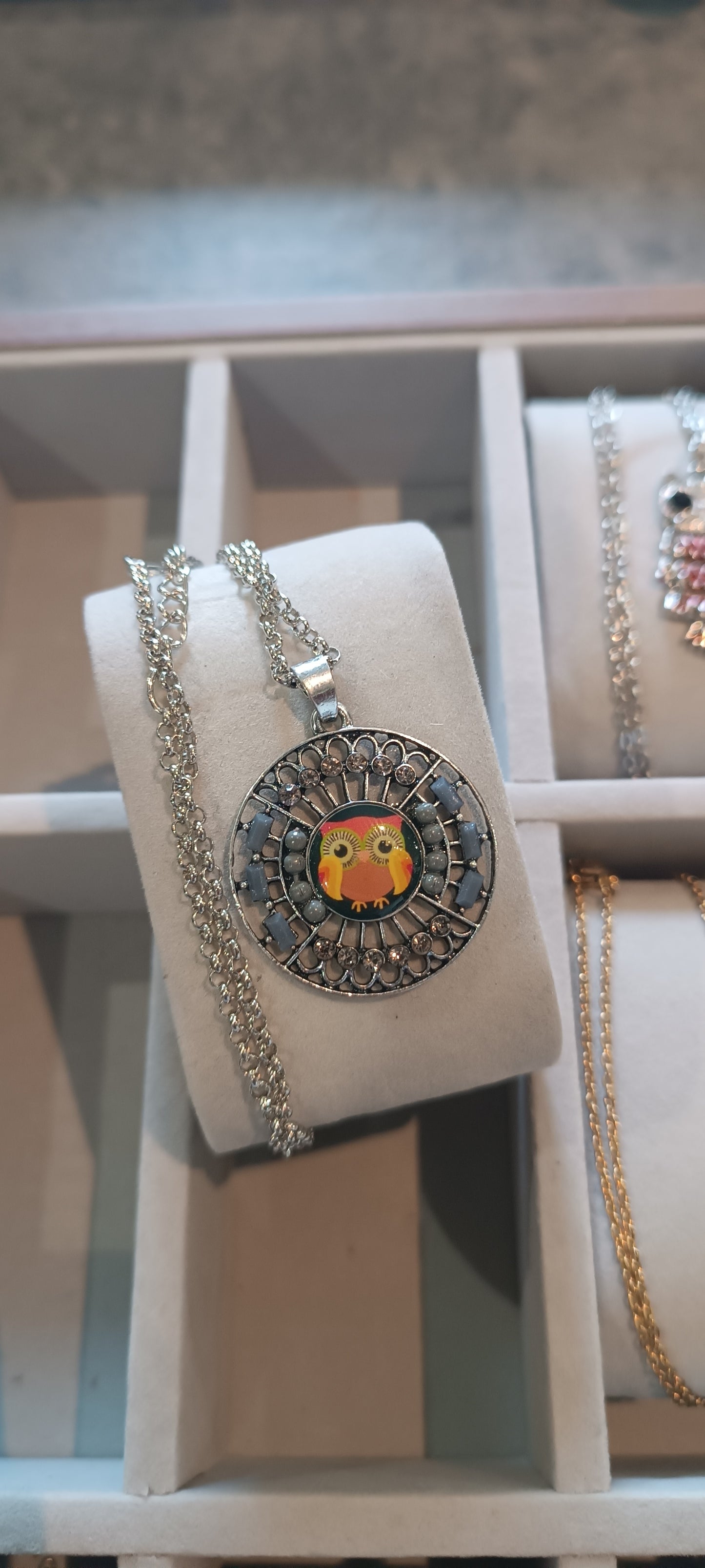 Chaine et Pendentif hibou dans son cercle a forme Géométrique perlé ajustable
