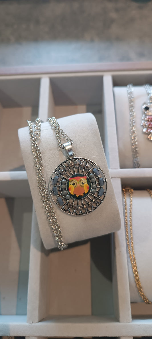 Chaine et Pendentif hibou dans son cercle a forme Géométrique perlé ajustable