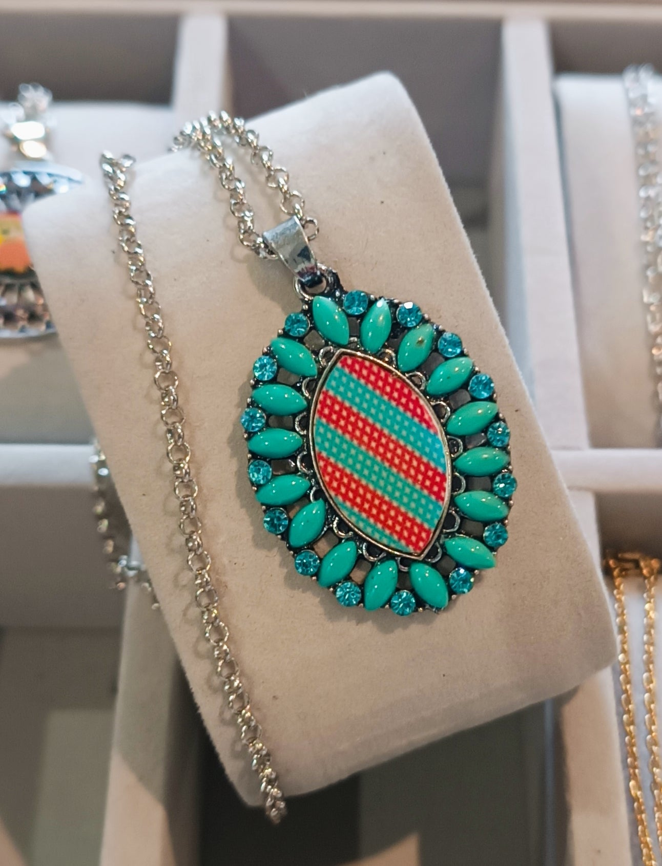 Long collier chaîne et pendentif Ajustable turquoise et fushia