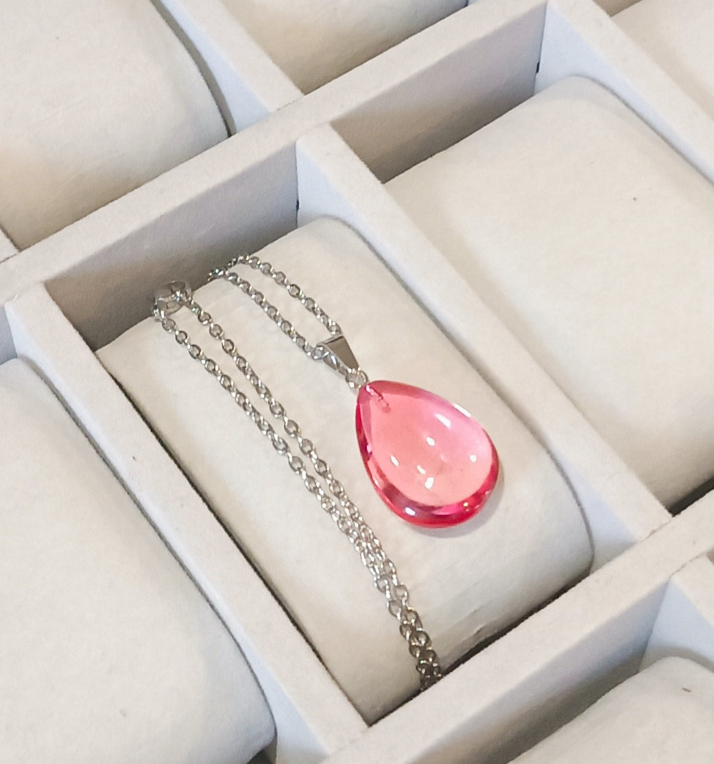 Pendentif en Verre en forme de goutte avec sa chaîne ajustable en acier inoxydable