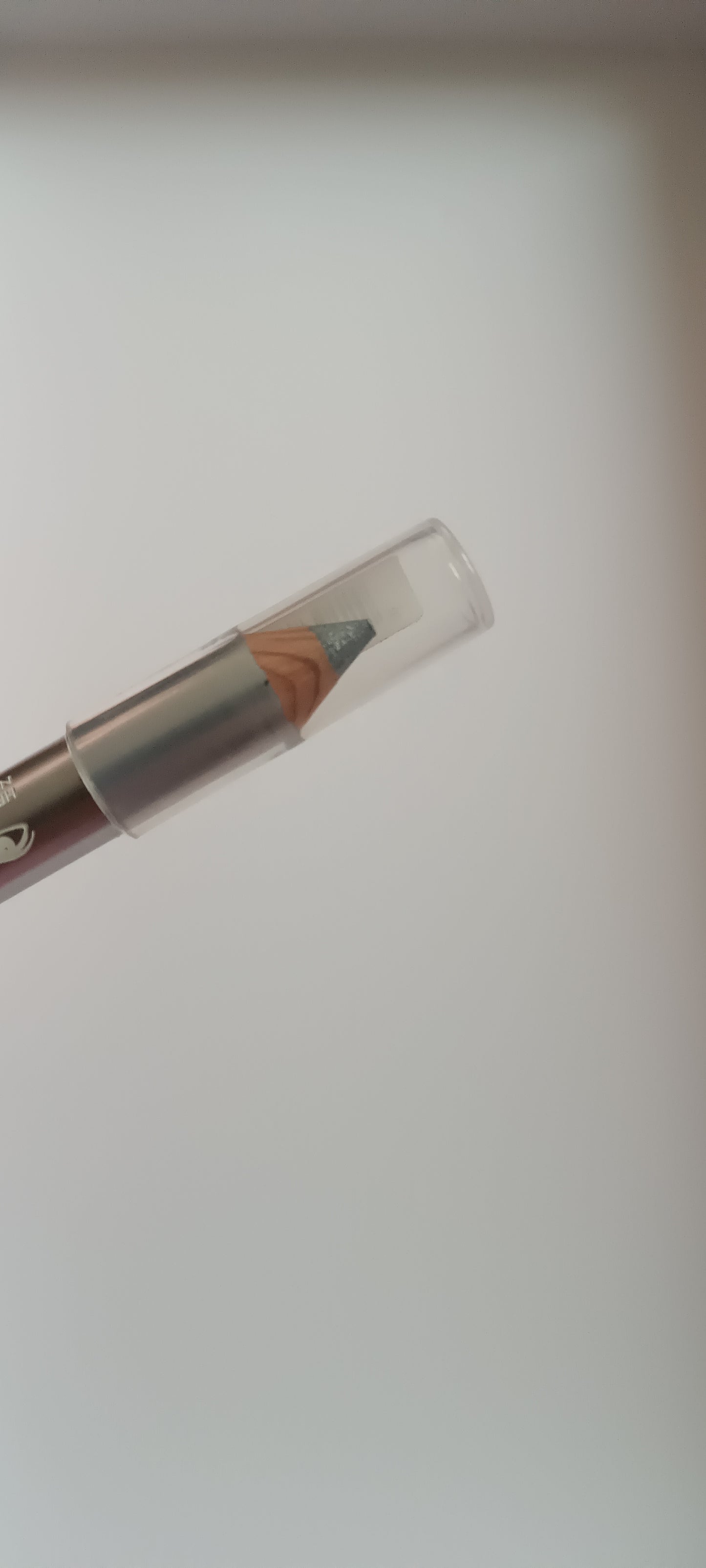 Crayon à Paupières Jumbo gris métallisé/argenté  ''HEMA''