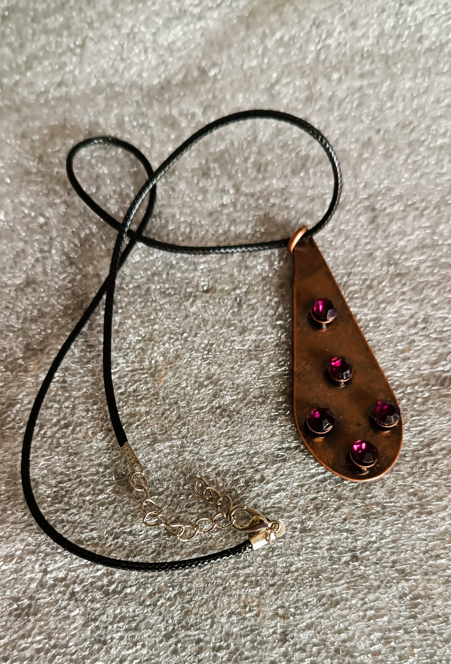 Collier et pendentif style goutte d'eau acier vieillit cuivré avec strass