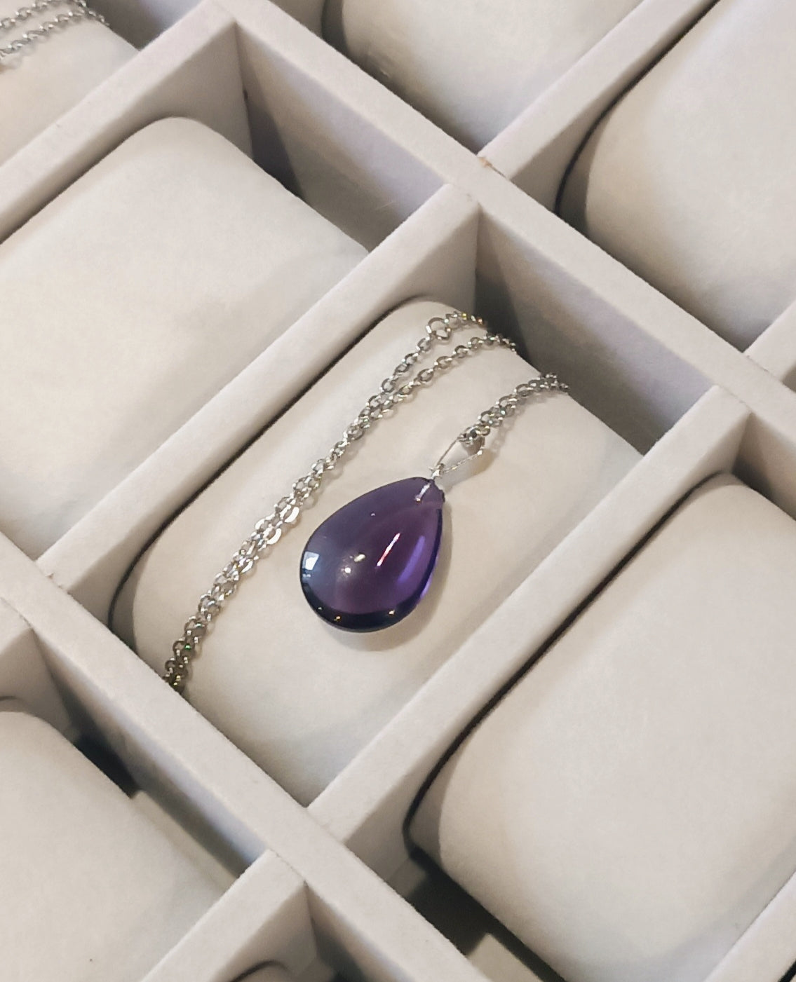 Pendentif en Verre en forme de goutte avec sa chaîne ajustable en acier inoxydable